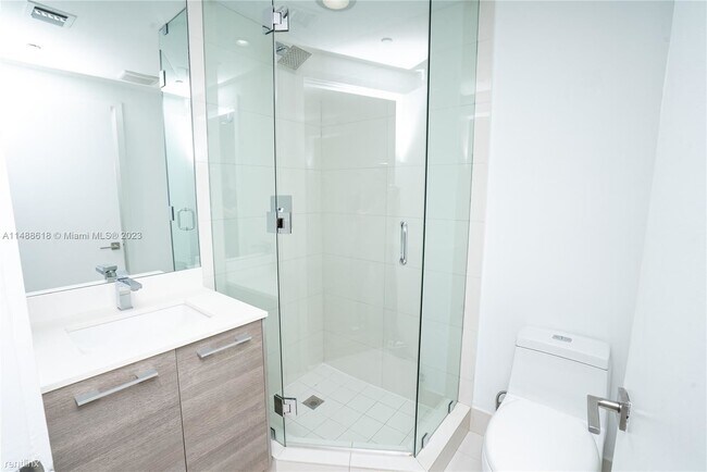 Building Photo - 2 br, 2 bath Condo - 650 NE 32nd St Unit 3306