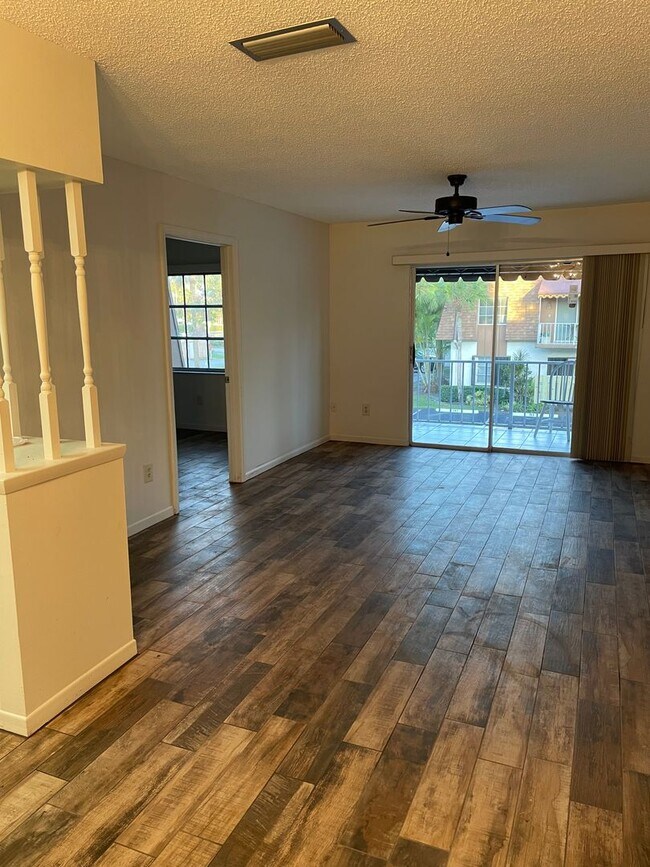 Building Photo - 2/2 Condo in Poppleton Creek