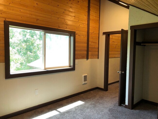 Building Photo - 2660 Edison St