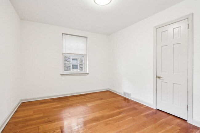 Building Photo - 2900 Midvale Ave