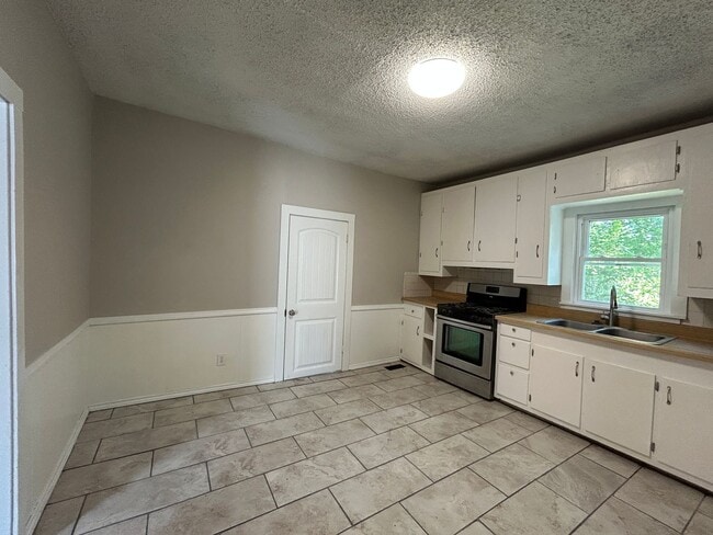 Building Photo - 2 Bed 1 Bath House - Walking Distance to D...