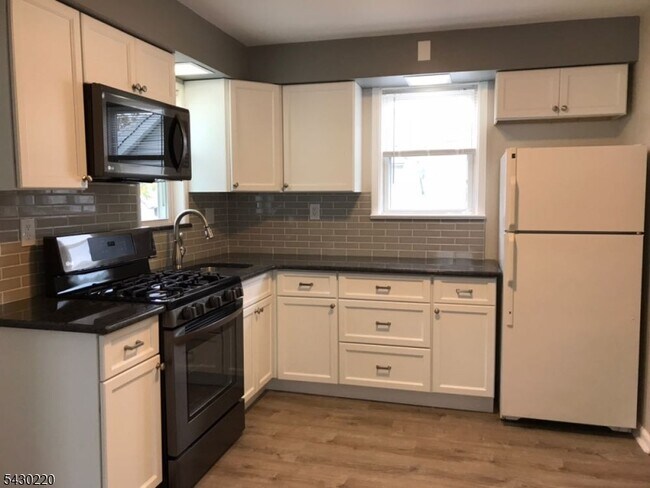 Building Photo - 166 Carmita Ave