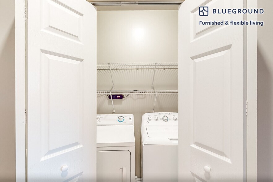 Building Photo - 160 Boylston St