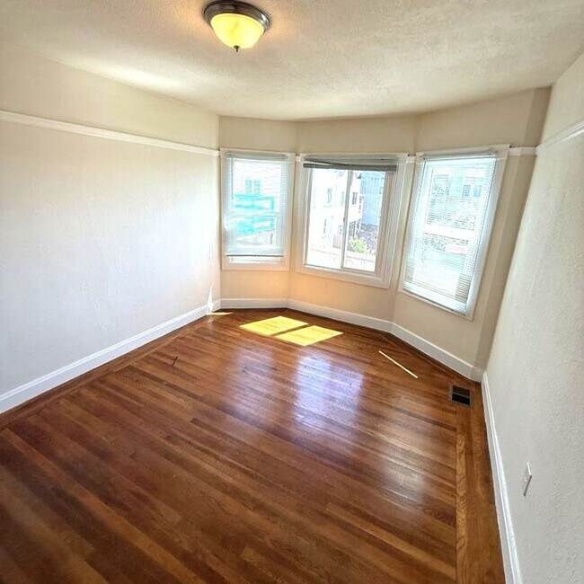 Building Photo - Sunlit 3-Bed, 2-Bath Home Steps from Balbo...