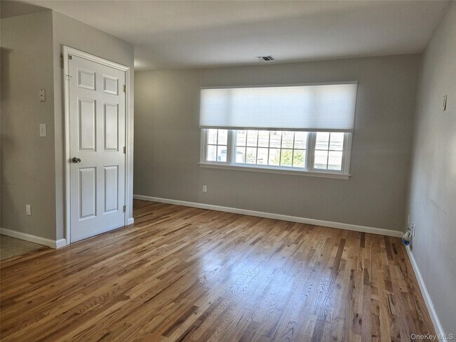 Building Photo - 56 Linwood Rd N