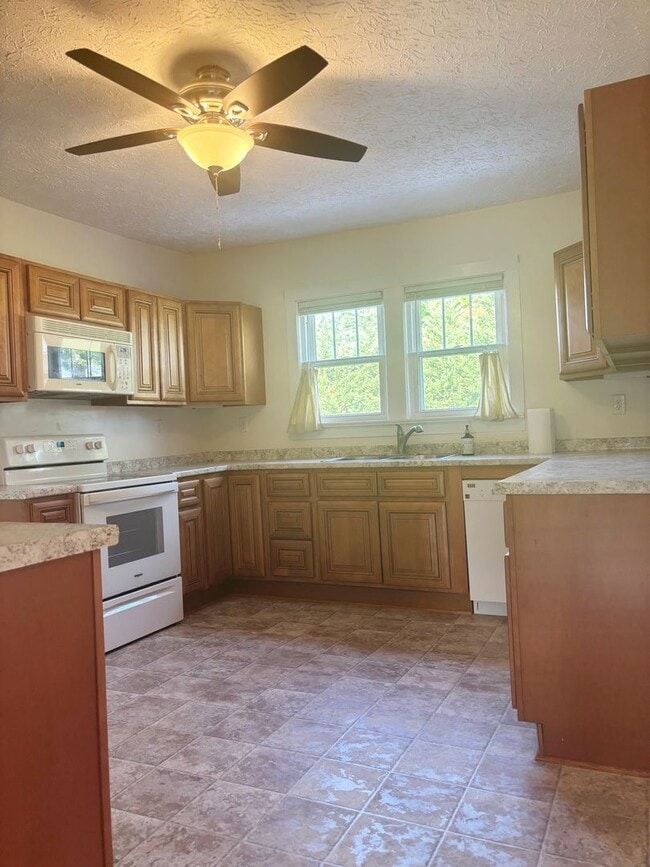 Building Photo - Maryville 37803 - 1 bedroom, 1 bath home  - Contact Jeremy Logan 865-307-2273