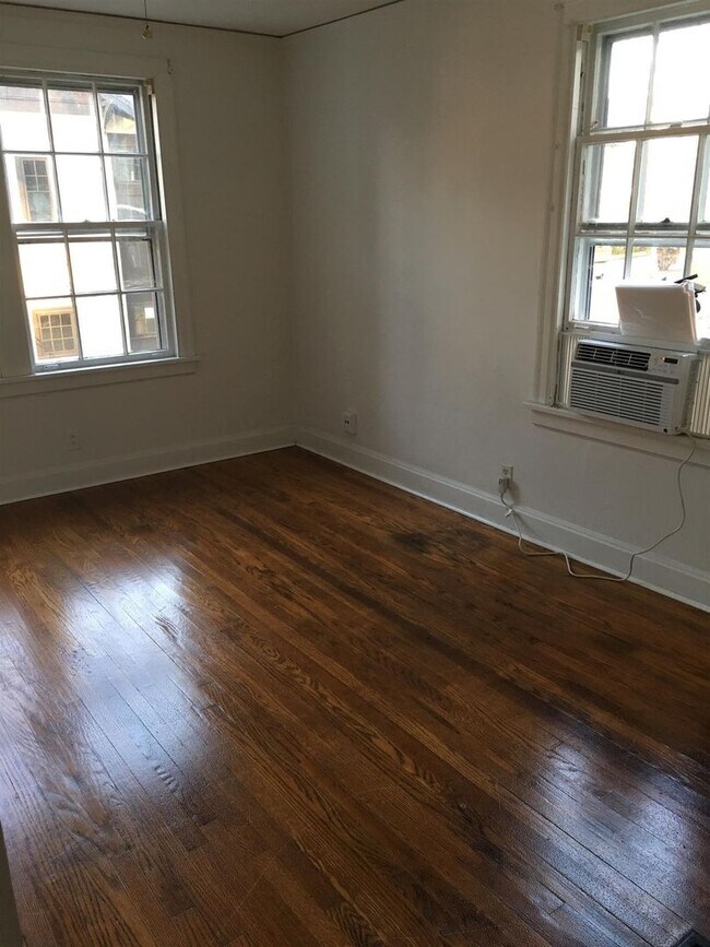 Building Photo - Main floor of Adorable home for rent!