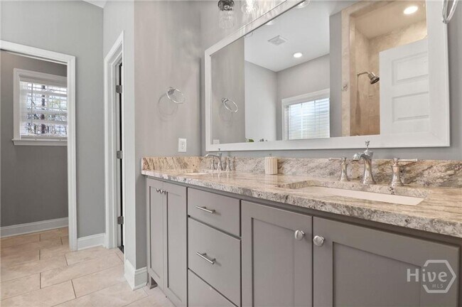 Building Photo - Perfect blend of luxury and comfort