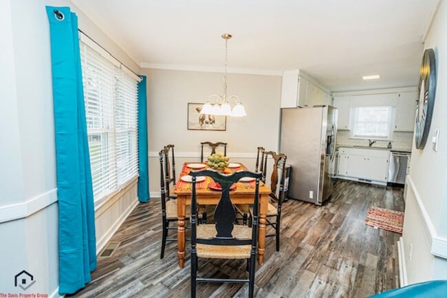 Building Photo - Townhouse with 2 bedrooms and 1.5 bathrooms in Willow Oaks