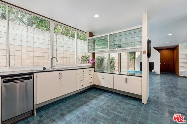 Building Photo - 515 N Roxbury Dr