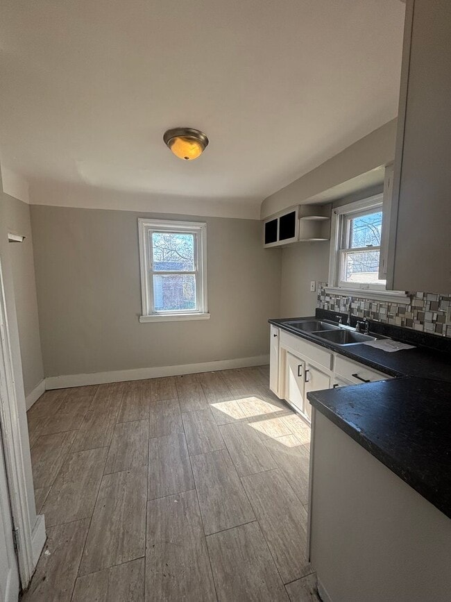 Building Photo - Spacious Single Family Home