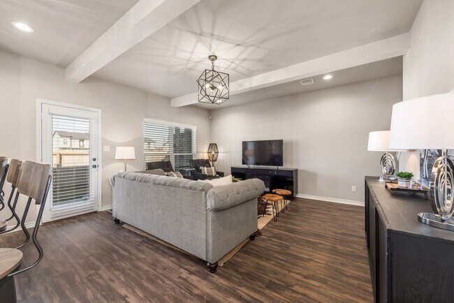 Building Photo - 4/4.5 in Pershing Pointe Townhomes! Availa...
