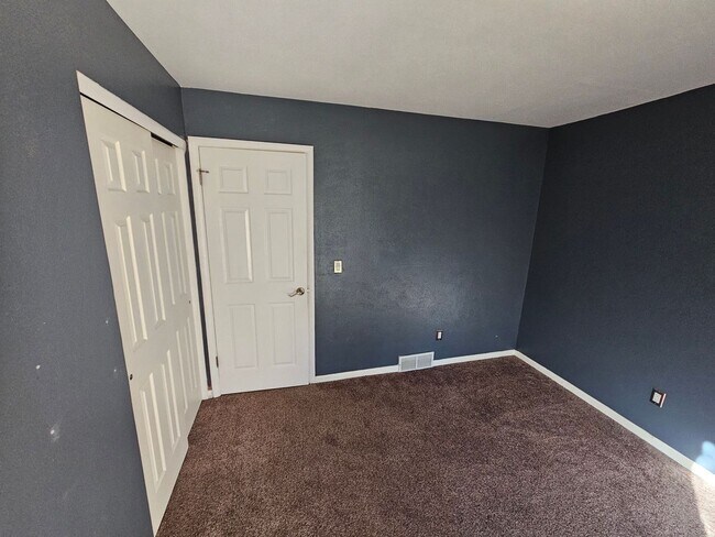 Building Photo - FOX HILL!!! Beautiful Two Bedroom Condo available now for immediate move in!!!