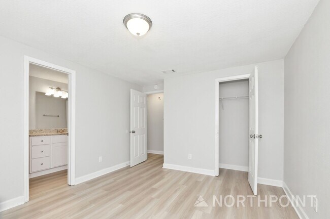 Building Photo - 3 BR/1BA | Newly Renovated Single Family Home |  Fenced backyard | In Jacksonville!