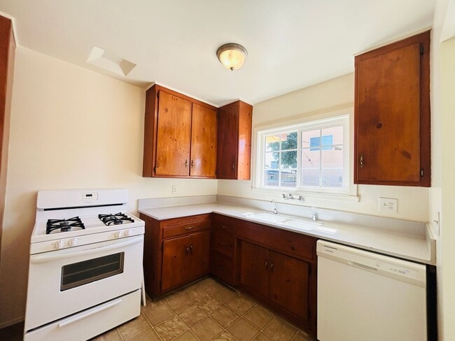 Building Photo - Delightful 3 bedroom 1 1/2 Bathroom Single...