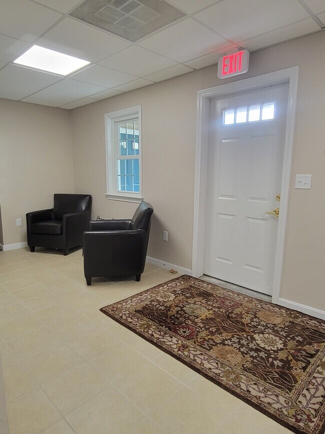 Building Photo - 1B Commons Dr