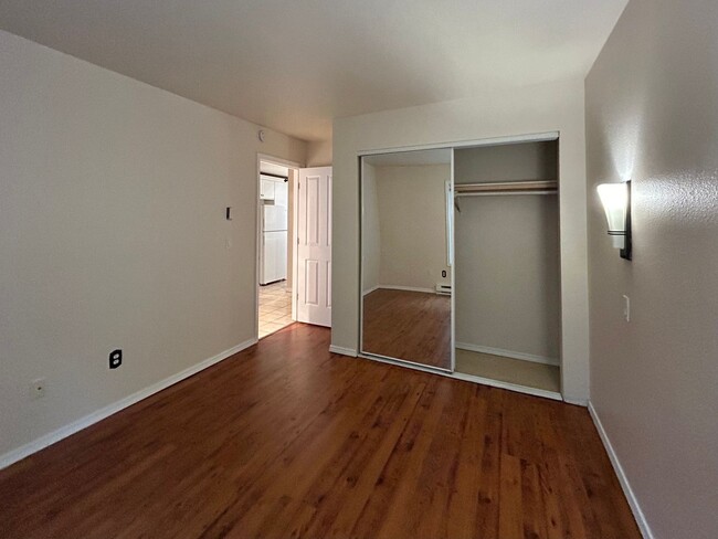 Building Photo - Cozy 2 Bed, 2 Bath Top Level Unit Complex