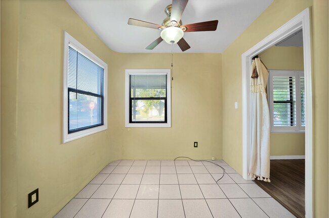 Building Photo - 1301 S Lee Ave