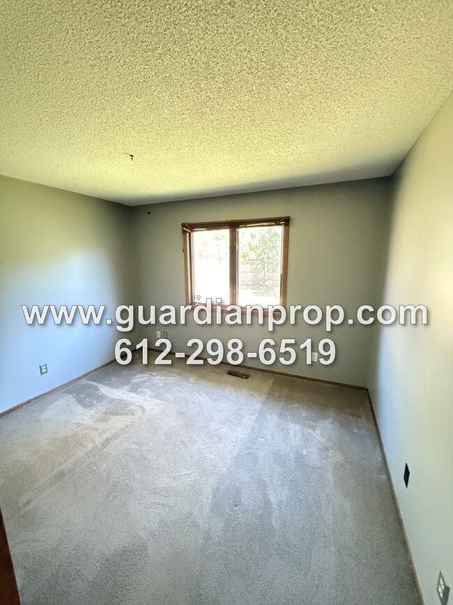Building Photo - Rambler with Open Floor Plan Available Now...