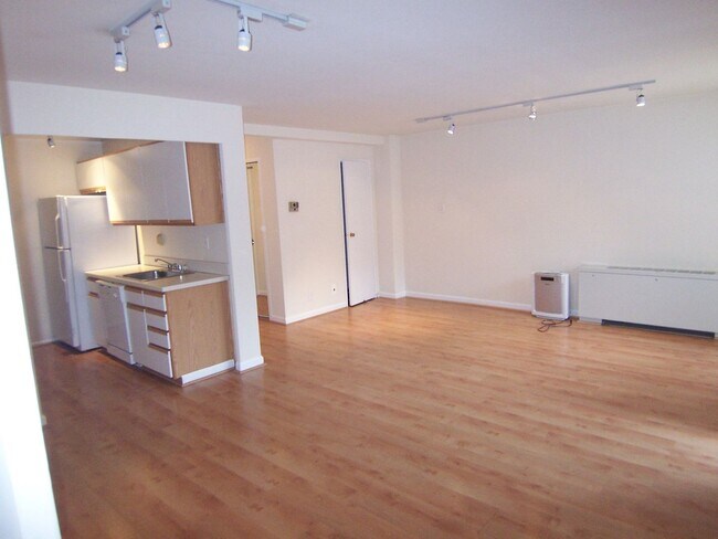 Building Photo - Centrally Located Dupont Circle at the Imperial House 1 Bed in the heart of it all! Utilities inc...