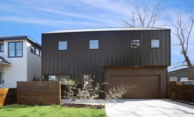 Primary Photo - 2108 Roslyn Ave
