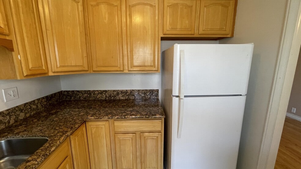 Building Photo - 410 S Sierra Madre Blvd