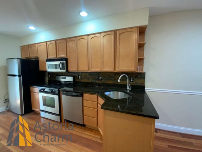 Building Photo - Stylish 2 Bedroom with Spa Bath, Hardwood Floors and Parking