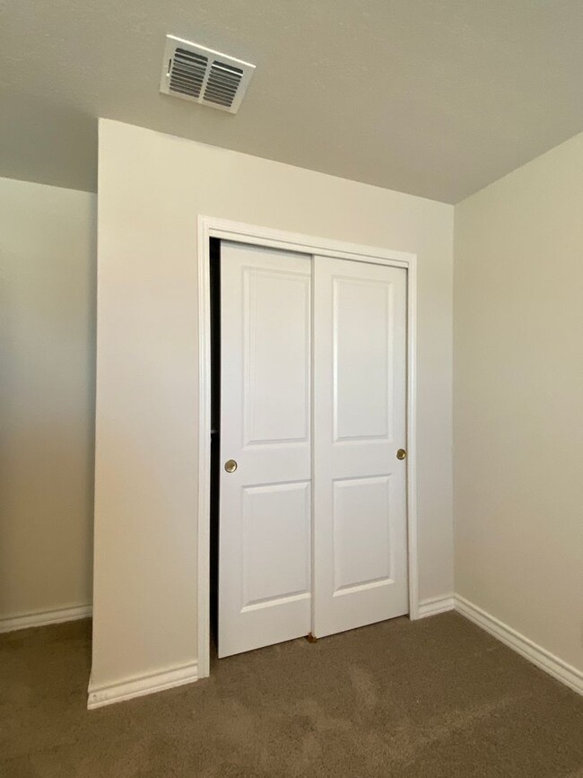 Building Photo - $300 OFF 1ST MONTH RENT IF YOU MOVE IN WIT...