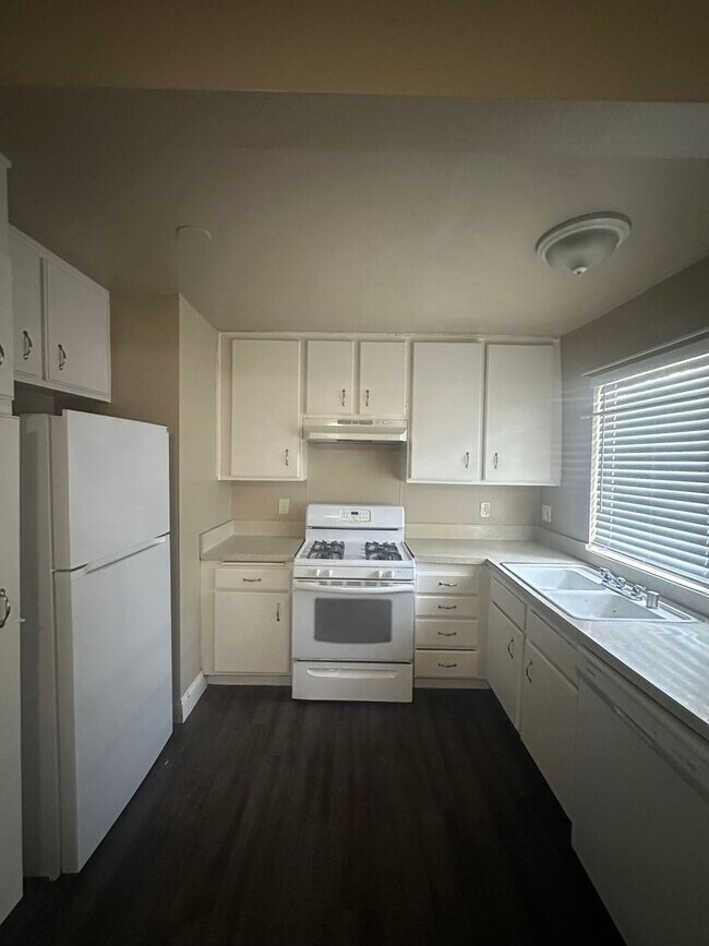 Building Photo - 6012 Almendra Ave