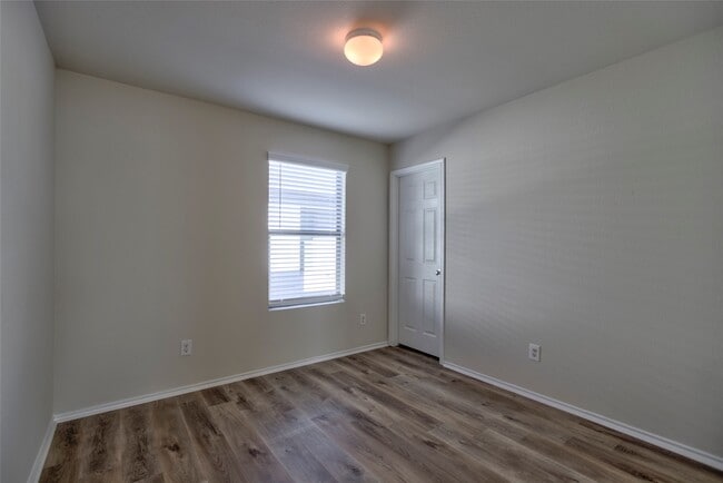 Building Photo - 1707 Howth Ave