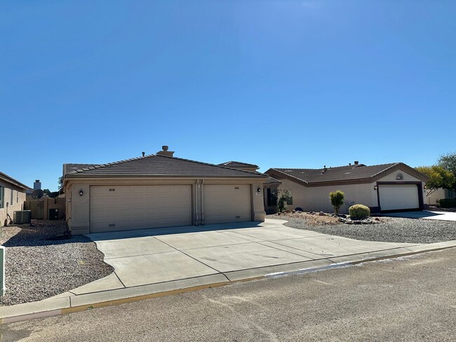 Building Photo - Beautiful 3 bedroom, 3 garage home in Chap...