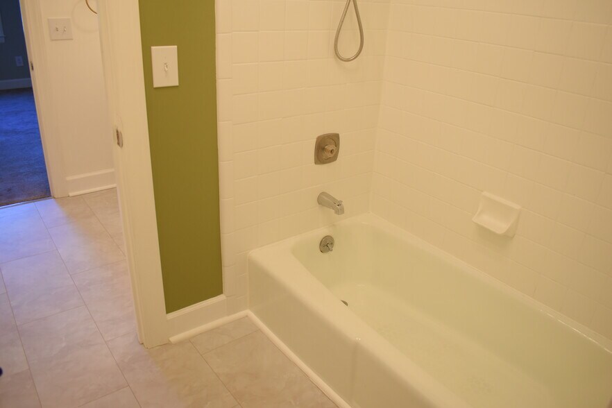 Building Photo - 2720 Oleander Dr