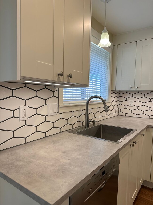 Building Photo - 928 NW Portland Ave