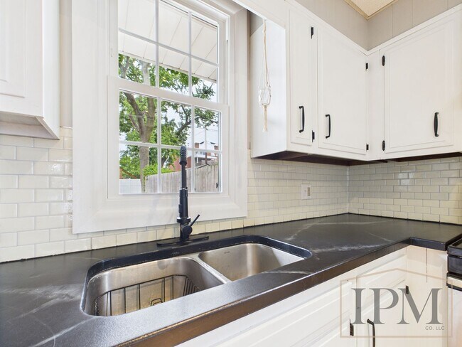 Building Photo - Available Now Beautiful 4 Bedroom Home with Garage, Central Air & Large Yard in York City.