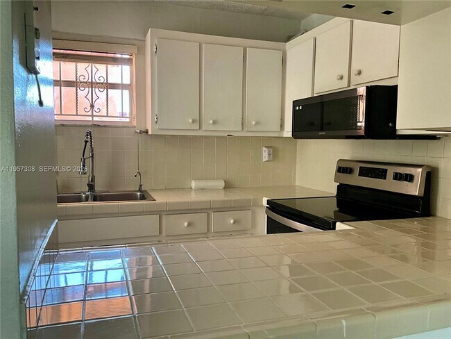 Building Photo - 1910 W 56th St