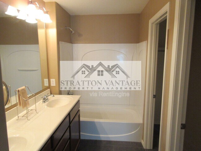 Building Photo - 2741 S Equestrian Dr