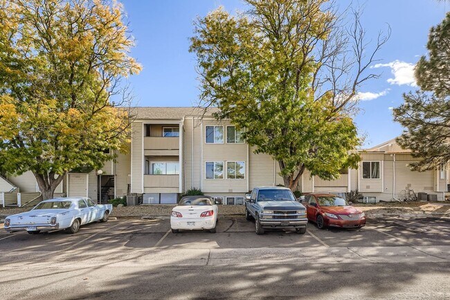 Primary Photo - 2 Bed / 1 Bath spacious second floor condo...
