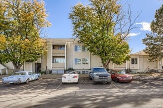Building Photo - 2 Bed / 1 Bath spacious second floor condo...