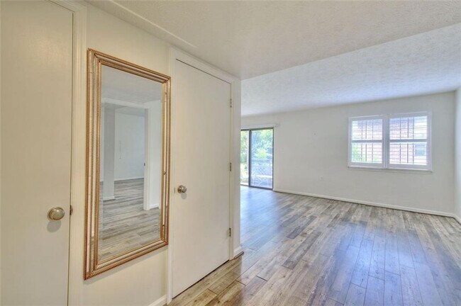 Building Photo - 425 Mount Vernon Hwy NE