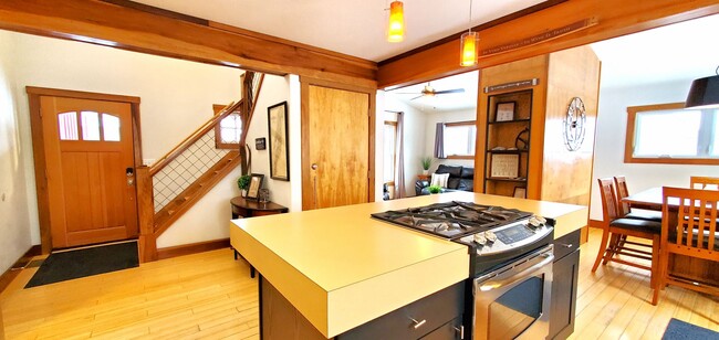 Building Photo - Fully Furnished Monthly Off-Season Gem!