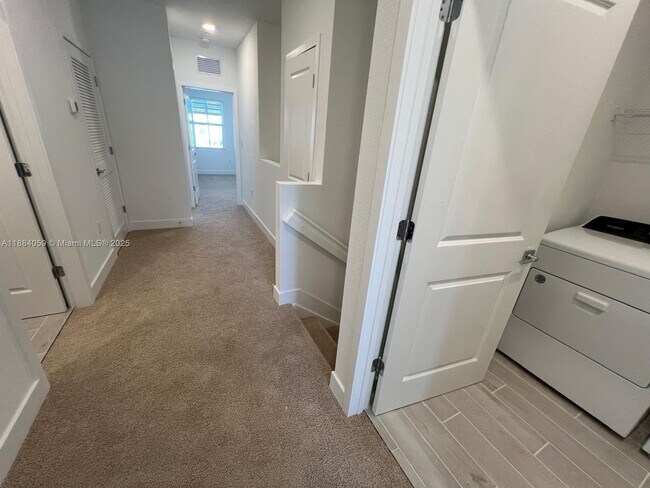 Building Photo - 109 SW 170th Ave