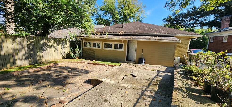 Building Photo - Room in House on Donnelly Ave SW
