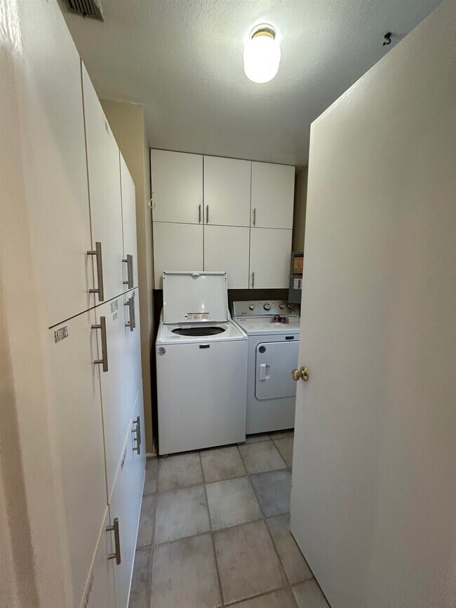 Building Photo - 7585 Skipper Ln