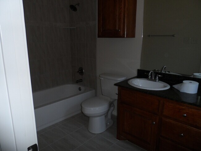 Building Photo - 1208 Country Club Rd