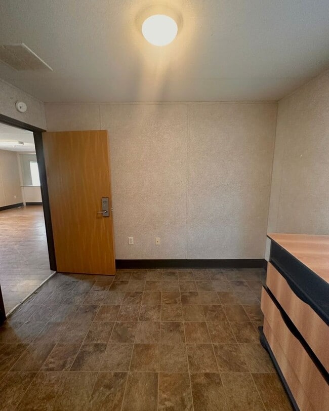 Building Photo - 4 Bed/2 Bath Home