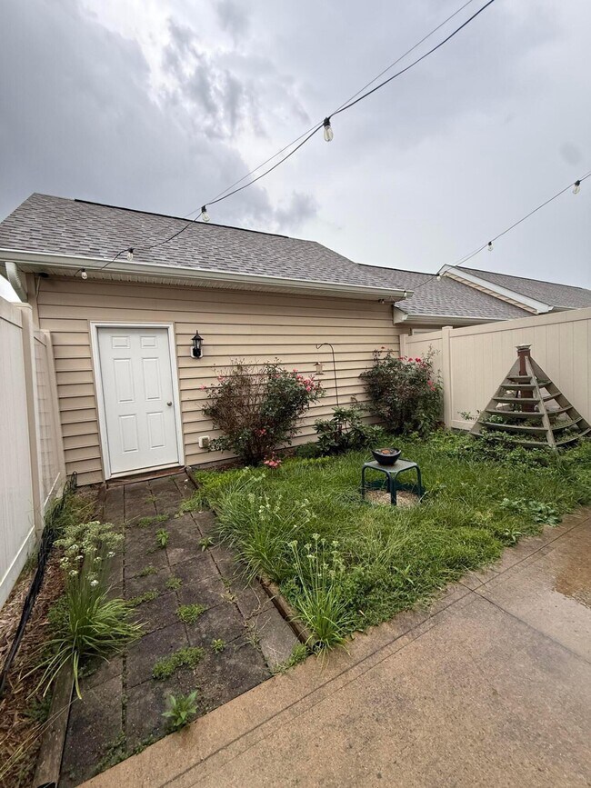 Building Photo - 5936 Bridgehampton Dr