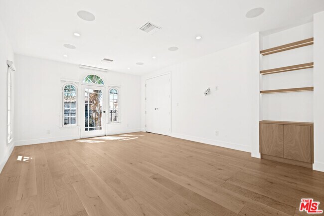 Building Photo - 424 N Gardner St