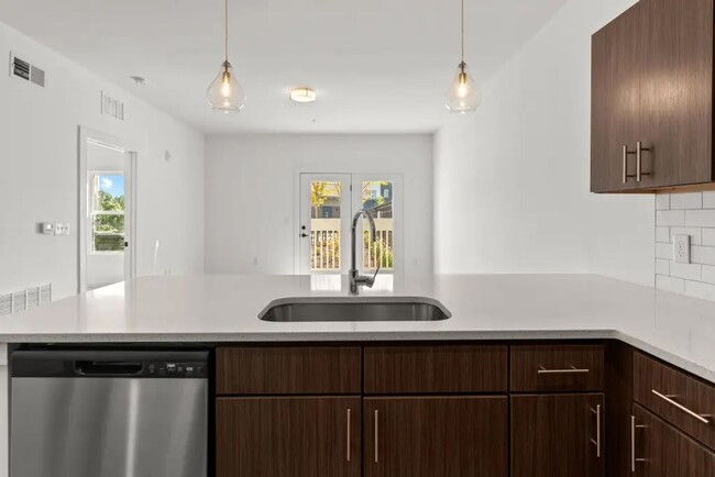 Building Photo - Newer 1 bedroom condo in The Ontario in Na...