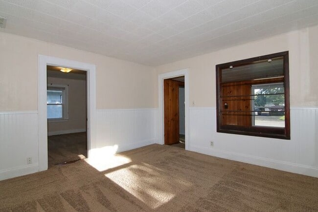 Building Photo - Walking Distance To U Indy Campus!