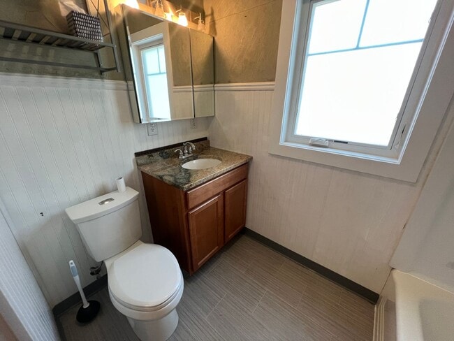 Building Photo - 4 bed 2 bath home centrally located